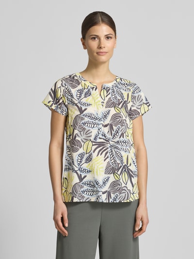 Frauenmodel trägt Relaxed Fit T-Shirt mit floralem Allover-Print von Soyaconcept aus Reine Baumwolle, Tunika-Ausschnitt, Ganzkörperansicht von vorne.
