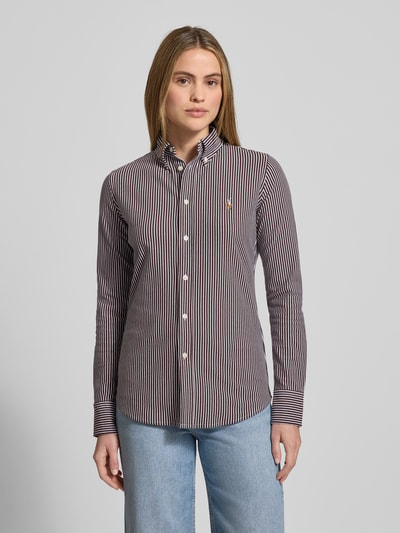 Frauenmodel trägt Hemdbluse mit Knopfleiste von Polo Ralph Lauren, Reine Baumwolle, Regular-Fit, Button-Down-Kragen, Label-Stitching, Längsstreifen in Blau und Weiß, Ganzkörperansicht von vorne.