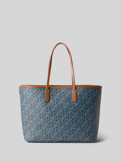 Produktfoto, Shopper in Leder-Optik von Tommy Hilfiger in Blau mit Allover-Muster, Label-Applikation aus Metall, Tragehenkel und geteiltem Hauptfach