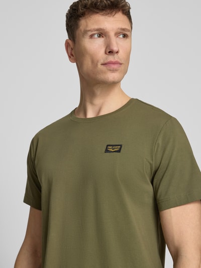 Männermodel trägt T-Shirt mit Label-Details und Rundhalsausschnitt von PME Legend aus Baumwoll-Elasthan-Mix in Regular-Fit, Nahaufnahme Oberkörper. Rückenlänge 70 cm bei Größe M.