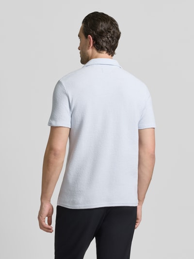 Męski model nosi Regular Fit Poloshirt aus Baumwoll-Mix von MCNEAL w jasnoszarym kolorze, krótki rękaw, materiał wafel-piqué, widok całej sylwetki z tyłu.