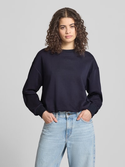 Modelka kobieca ma na sobie Sweatshirt mit Logo-Stitching Modell 'Jana' od LeGer by Lena Gercke, bawełniany miks, krój loose fit, okrągły dekolt, elastyczne wykończenia, ciemnogranatowy, przód całej sylwetki.