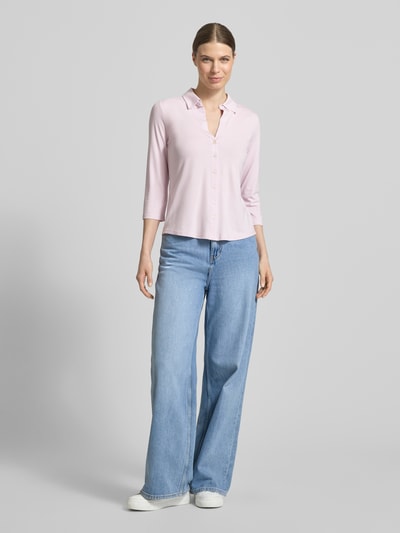 Frauenmodel trägt Regular Fit Hemdbluse aus Viskose-Mix von Marc O'Polo, Optik: Unifarben, 3/4-Arm, Hemdblusenkragen, Ganzkörperansicht von vorne.