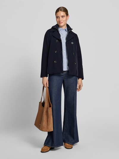 Frauenmodel trägt Regular Fit Jacke mit Stehkragen Modell 'PAMILLA' von CINQUE in Dunkelblau, Baumwolltextur, Ganzkörperansicht von vorne. Damen Jacke mit Reverskragen, doppelter Knopfleiste, Rückenlänge 63 cm, Schulterbreite 40 cm, Brustweite 48 cm, Ärmellänge 64 cm.