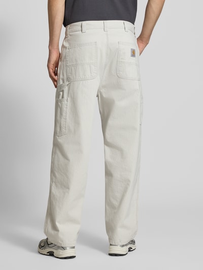Männermodel trägt HOSE aus Reine Baumwolle Modell 'Mercer' von Carhartt Work In Progress mit Eingrifftaschen, Relaxed-Fit, Ganzkörperansicht Rückansicht.