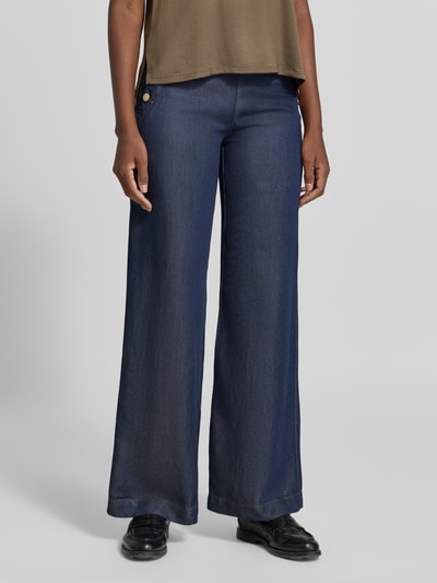Frauenmodel trägt Wide & Loose Fit Jeans aus Lyocell von Jake*s Collection, dunkelblauer Stoff, lockere Passform, Nahaufnahme Unterkörper.