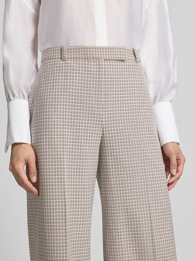 Vrouwenmodel draagt Weite broek uit katoenmix model 'Herberta' van HUGO met fijn ruitpatroon, Dames Weite broek van HUGO, detailopname taille en bovenbenen