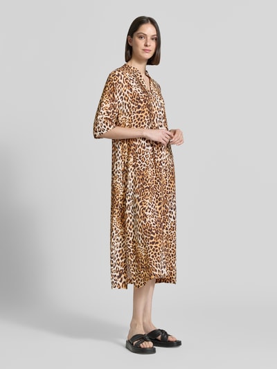 Frauenmodel trägt Tunikakleid aus Viskose im Allover-Look von Emily Van den Bergh, Gerader-Schnitt, Midikleid, 3/4-Arm, Ganzkörperansicht von vorne.