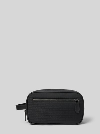 Produktfoto, Kulturbeutel mit Label-Applikation von Emporio Armani in Schwarz, sichtbarer Logo-Print und Reißverschluss, glatte Textur, Hauptfach und Innentasche, Maße 26x16x8 cm, Schulterriemen 14 cm.