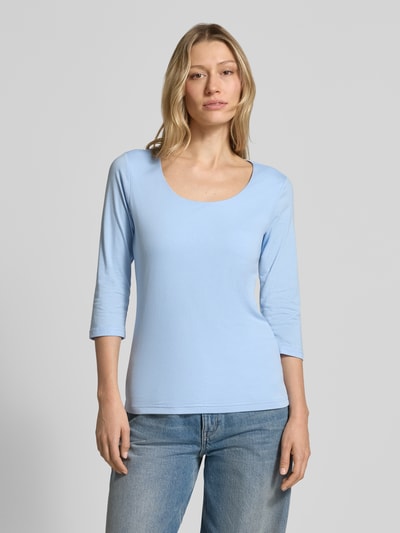 Frauenmodel trägt T-Shirt mit 3/4-Arm Modell 'Pylle' von Soyaconcept in Hellblau, Baumwoll-Mix, Rundhalsausschnitt, Slim Fit, Ganzkörperansicht von vorne