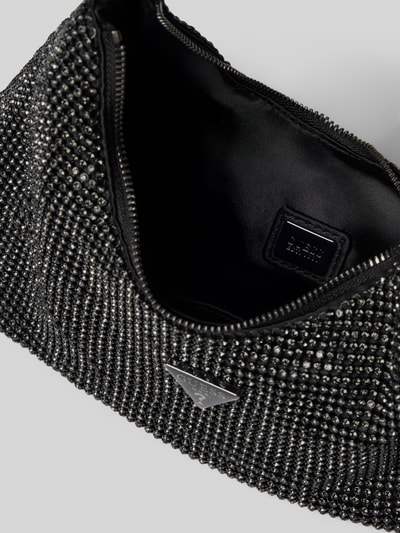 Produktfoto, Shoulder Bag mit Strassstein-Besatz von GUESS mit Logo-Detail, schwarzer Textur, Reißverschluss, Innenfutter sichtbar, Hauptfach, Schulterriemen, Maße: 20x16x8 cm, Länge Schulterriemen 42 cm.
