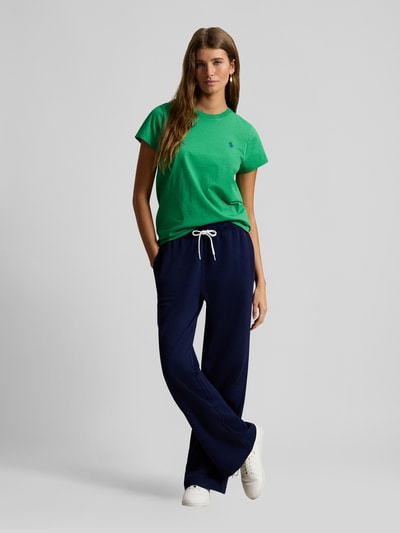 Modelka nosi T-shirt mit Label-Stitching od Polo Ralph Lauren z bawełny o kroju regular fit i okrągłym dekolcie, kolor zielony, pełen widok z przodu. Długość tyłu w rozmiarze S: 54 cm.