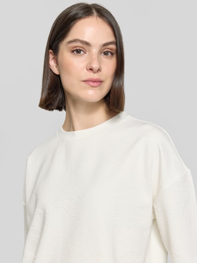 Frauenmodel trägt Oversized T-Shirt mit Rundhalsausschnitt Modell 'Ucherry' von Someday, Baumwoll-Mix mit Stretch-Anteil, Nahaufnahme Oberkörper