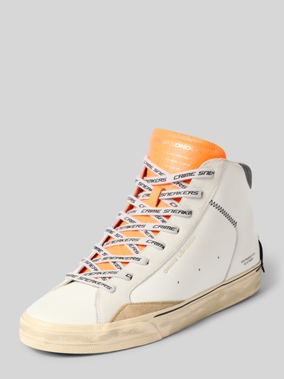 Produktfoto, High Top Sneaker im Distressed-Look von Crime London mit abgerundeter Form, Schnürverschluss, Kontrastbesatz und strukturierter Sohle, Label-Details, cremefarben mit orangen Akzenten, Kontext: Herren High Top Sneaker von Crime London, Absatzhöhe 3 cm, Schafthöhe 10 cm, Schaftweite 10 cm.