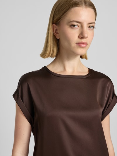 Frauenmodel trägt T-Shirt aus Satin Modell 'ELLETTE' von Vila in Braun mit Rundhalsausschnitt, glatte Textur, Nahaufnahme Oberkörper