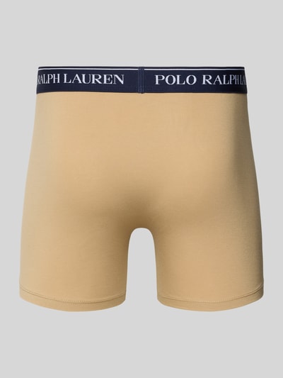 Męski model nosi Trunks aus Baumwoll-Mix im 3er-Pack od Polo Ralph Lauren Underwear, jednokolorowy, elastyczny label-bund, bawełniany materiał, widok całej sylwetki z tyłu.