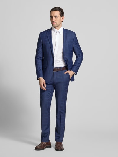 Männermodel trägt Regular Fit Freizeithemd aus reiner Baumwolle von Tommy Hilfiger, Optik: Unifarben, Ganzkörperansicht von vorne.
