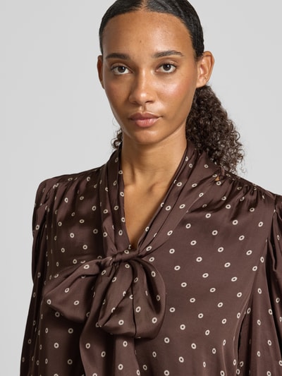 Vrouwenmodel draagt Loose Fit vrijetijdsjurk uit pure viscose van Jake*s Casual, bruin met ronde stippen, close-up bovenlichaam.