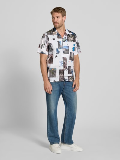Männermodel trägt Casual Fit Freizeithemd mit Fotoprints von Paul Smith in Weiß mit bunten Fotoprints, reine Baumwolle, Ganzkörperansicht von vorne.