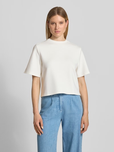 Frauenmodel trägt Relaxed Fit T-Shirt mit Rundhalsausschnitt Modell 'Maelee' von MSCH Copenhagen, Damen T-Shirt in Weiß, Halbarm, Rückenlänge bei Größe XS/S 53 cm, Ganzkörperansicht von vorne.
