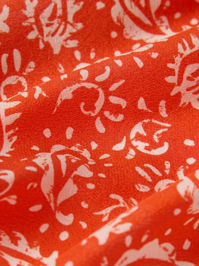 Produktfoto, Seidentuch mit Logo-Detail von Fraas in leuchtendem Orange mit weißem Allover-Paisley-Print, Reine Seide, weiche Textur