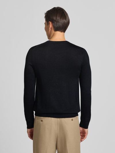 Männermodel trägt Strickpullover aus Woll-Mix mit V-Ausschnitt von Christian Berg Men in Schwarz, Regular Fit, Ganzkörperansicht Rückansicht.