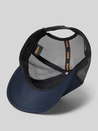 Produktfoto, Basecap mit Label Patch Modell 'ELLIOT-PL' von BOSS Orange für Herren, Optik: Unifarben, Label-Stitching, verstellbarer Riegel, strukturierte Oberflächen im Netzbereich und glatter Schirm.