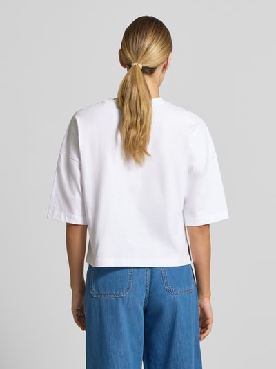 Modelka kobieca nosi T-shirt z obniżonymi ramionami model 'Sarenzi' od OPUS, czysta bawełna, krój loose fit, biała, tył, widok całej sylwetki