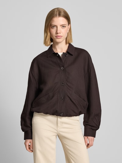 Frauenmodel trägt Jacke mit Umlegekragen Modell 'Nisari' von Someday aus reiner Baumwolle in Dunkelbraun, Regular Fit, Ganzkörperansicht von vorne.