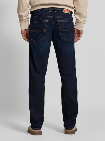 Männermodel trägt Straight Fit Jeans aus Viskose-Mix von Diesel, dunkelblauer Ton, 5-Pocket-Design, Logo-Detail, Ganzkörperansicht Rückansicht.