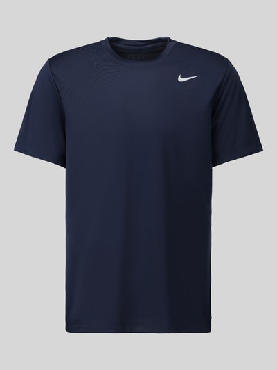 Produktfoto, granatowe Regular Fit Sport-T-Shirt mit Logo-Print von Nike na szarym tle, tkanina gładka, Herren Sport-T-Shirt von Nike Training