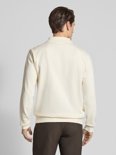Männermodel trägt Sweatshirt mit Polokragen und Reißverschluss von Lindbergh, Cremefarbe, Baumwoll-Mix, Regular Fit, Ganzkörperansicht Rückansicht.