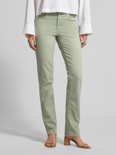 Frauenmodel trägt Slim Fit Jeans im 5-Pocket-Design Modell 'CICI' von Angels aus Baumwoll-Mix mit Stretch-Anteil, Gerader-Schnitt, Knopf- und Reißverschluss, Bundweite 39 cm, Innenbeinlänge 82 cm in hellem Grün, glatte Textur, Ganzkörperansicht von vorne.