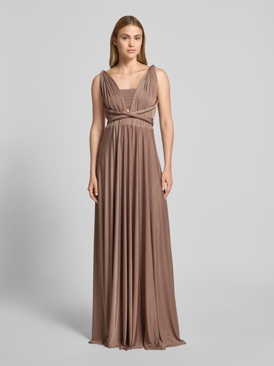 Frauenmodel trägt Abendkleid mit rückseitiger Bindung und V-Ausschnitt von Rose Avenue, Taillierter Schnitt, Maxikleid, Drapierungen, Ganzkörperansicht von vorne.