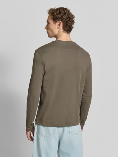 Männermodel trägt Longsleeve mit Rundhalsausschnitt von Christian Berg Men, reine Baumwolle, Slim Fit, oliv, Rückenansicht, Ganzkörperansicht Rückansicht