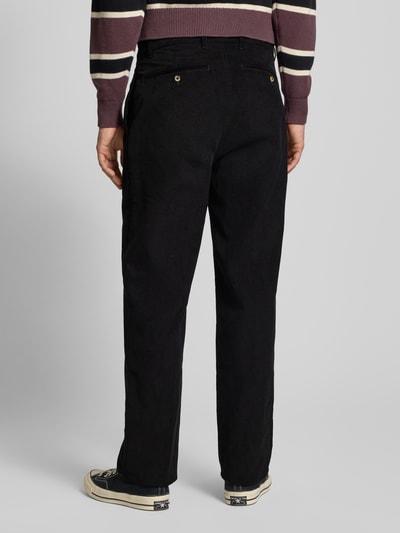 Männermodel trägt Cordhose mit Gesäßtaschen Modell 'Script' van BLKVIS, zwart, wijde pijpen, puur katoen, volledige achteraanzicht.