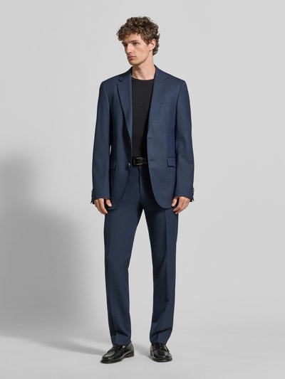 Männermodel trägt Regular Fit Anzughose mit Schurwoll-Anteil Modell 'Leon' von BOSS in Melange-Optik, kariertem Muster, Material-Mix, Ganzkörperansicht von vorne