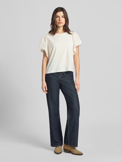 Vrouwenmodel draagt Regular Fit blouse met floralem stitching model 'Lima' van Mustang, puur katoen, blouse met korte mouwen, ronde hals, logopatch, ruglengte maat S 53 cm, vooraanzicht volledige lichaam.