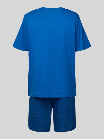 Männermodel trägt Relaxed Fit Pyjama Set im kortärmeliges Design Modell 'Comfort' van Schiesser, puur katoen, borstzak, V-hals, korte broek met elastische band, heren pyjama, model van achteren, ganzkörperansicht rückansicht.