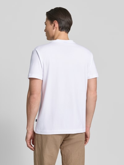 Männermodel trägt T-Shirt mit Rundhalsausschnitt Modell 'Carlonito' von JOOP! Collection, weiß, Baumwoll-Mix, Straight Fit, Ganzkörperansicht Rückansicht.
