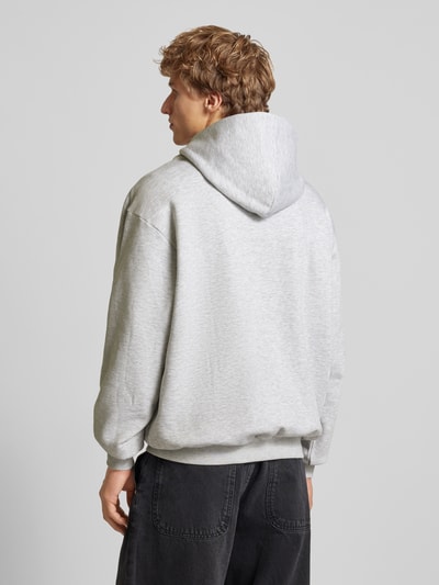 KARL KANI Hoodie mit Label-Print Hellgrau Melange 5