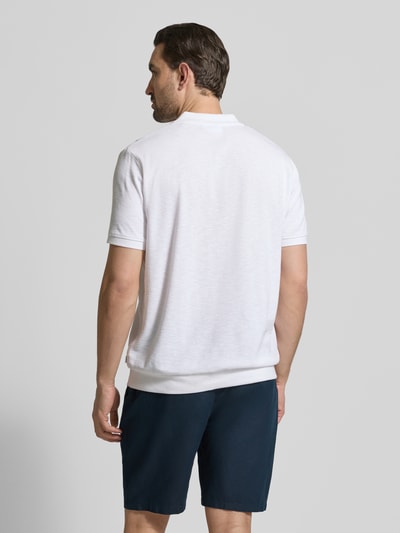 Mannelijk model draagt Comfort Fit Poloshirt met V-hals van Lindbergh, witte katoen met structuur, labeldetail, ruglengte maat M 68 cm, geheel achteraanzicht.
