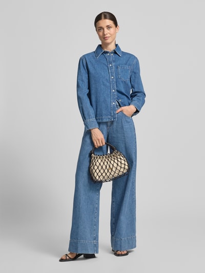 Modelka nosi Henkeltasche aus echtem Schafsleder Modell 'SOFT L MED CROSSOVER MACRAME' od Tommy Hilfiger z efektem: jednolity kolor, aplikacja z marką, obszycie z siateczki, uchwyt, odpinany pasek na ramię, materiał: skóra owcza; widok całej sylwetki z przodu.