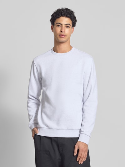 Männermodel trägt Regular Fit Sweatshirt aus Baumwoll-Mix Modell 'CERES' von Only & Sons in Unifarbe mit Rundhals, gerippten Abschlüssen, Ganzkörperansicht von vorne.