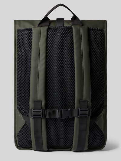 Produktfoto, Rucksack mit Logo-Detail von Rains in dunklem Grün und Schwarz, Rolltop, verstellbare Schulterriemen, Karabinerhaken, Netzstruktur auf Rückseite, Hauptfach, Maße 34x48x11 cm, Länge Schulterriemen 80 cm