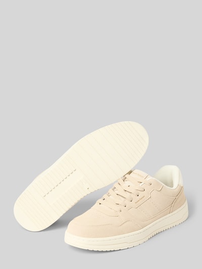 Productfoto, heren sneakers met afgeronde punt, vetersluiting, model 'ATH', labeldetails, hakhoogte maat 44: 5 cm, schachthoogte 7 cm, schachtbreedte 7 cm, Sneaker mit Schnürung und Label-Details Modell 'ATH' van Bruno Banani, beige kleur, gladde structuur, rubberen zool