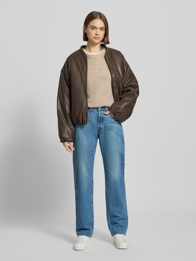 Kobiece model prezentuje Jeansy z 5 kieszeniami Levi's® 300, mieszanka bawełny i elastanu, luźny krój, niebieski, Szerokość w rozmiarze 27/32: 35 cm, długość wewnętrzna nogawki: 80 cm, zapięcie na guzik i zamek błyskawiczny, widok całej sylwetki z przodu.