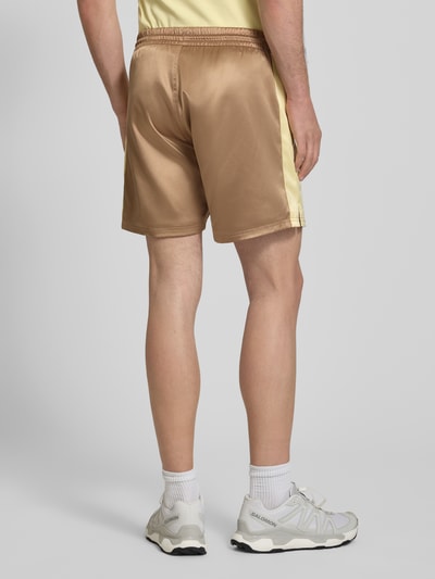 BLKVIS Shorts aus Satin mit Label-Stitching und elastischem Bund Mittelbraun 5