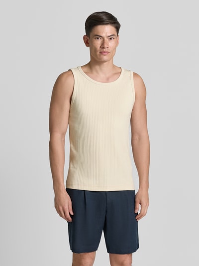 Męski model nosi Regular Fit Tank Top aus Baumwoll-Mix Modell 'ANDRE' von SELECTED HOME, beżowy, prążkowana struktura, szerokie ramiączka, okrągły dekolt, materiał z drobnym żebrowaniem, jednolity kolor, całkowity widok z przodu.