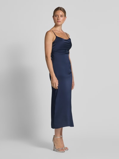 Frauenmodel trägt Abendkleid aus Satin Modell 'RAVENNA' von VILA in Dunkelblau mit geradem Schnitt, Midikleid, Ganzkörperansicht von vorne.